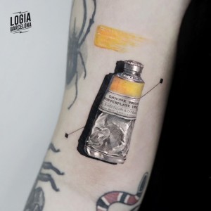 tatuaje_brazo_pintura_microrealism_logia_barcelona_mumi_ink 